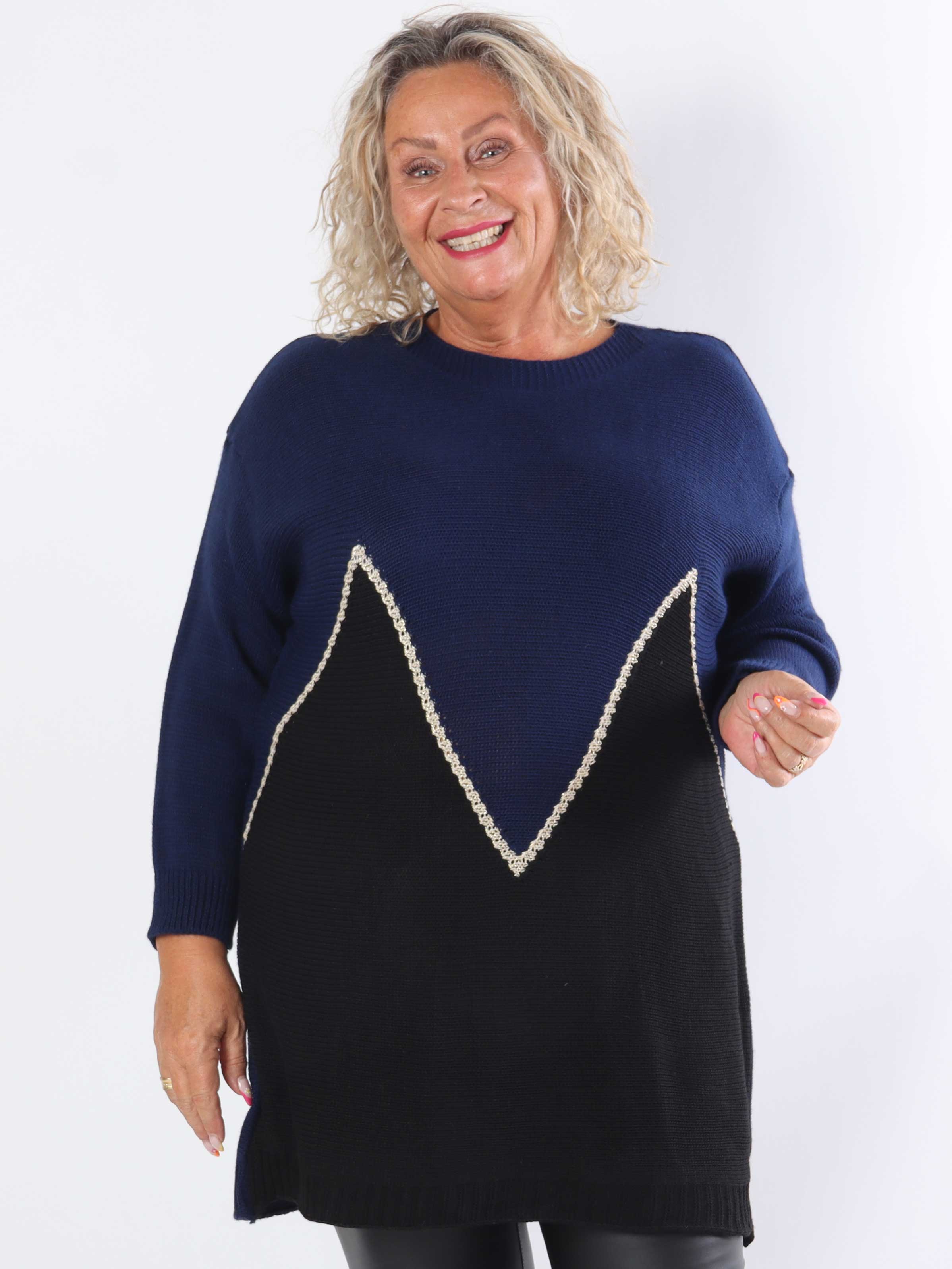 Amara - Tofarvet plus size strikkjole med gulddetaljer